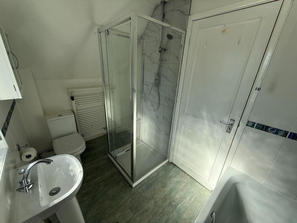 MAIN BATHROOM.jpg