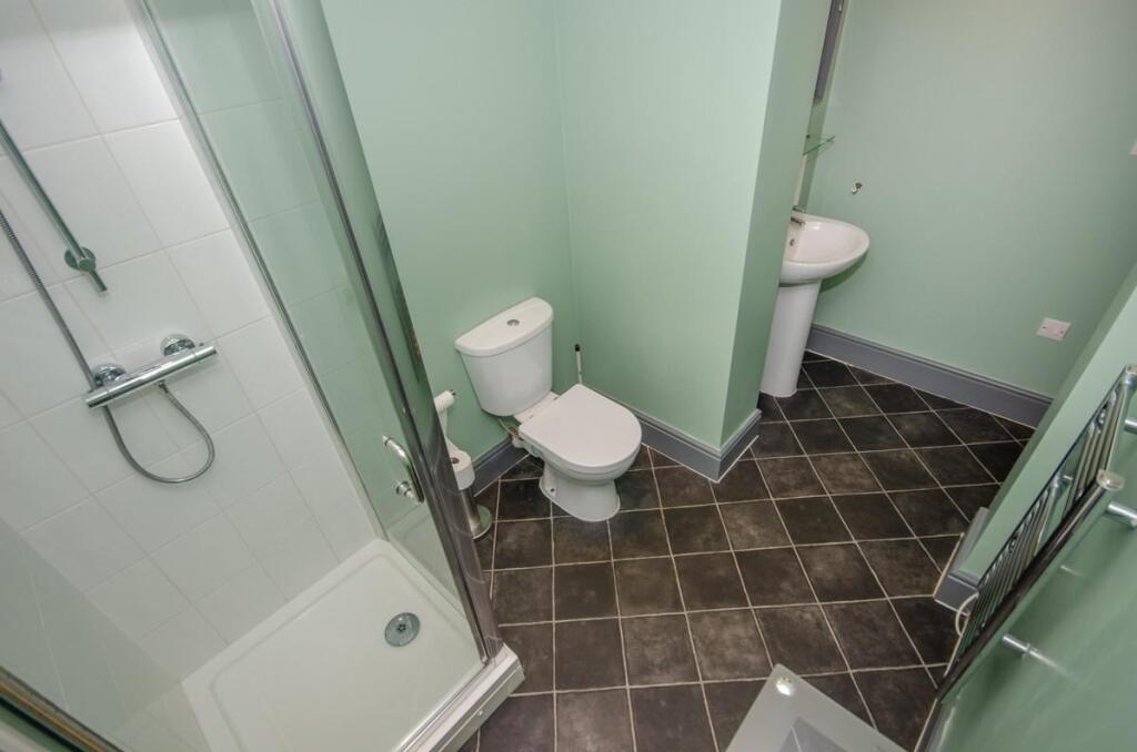 Shower room pic 2.jpg