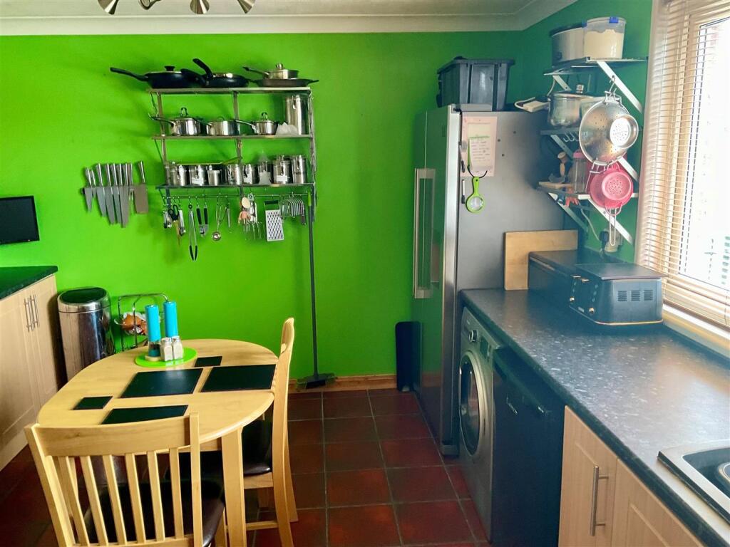 kitchen pic1.jpg