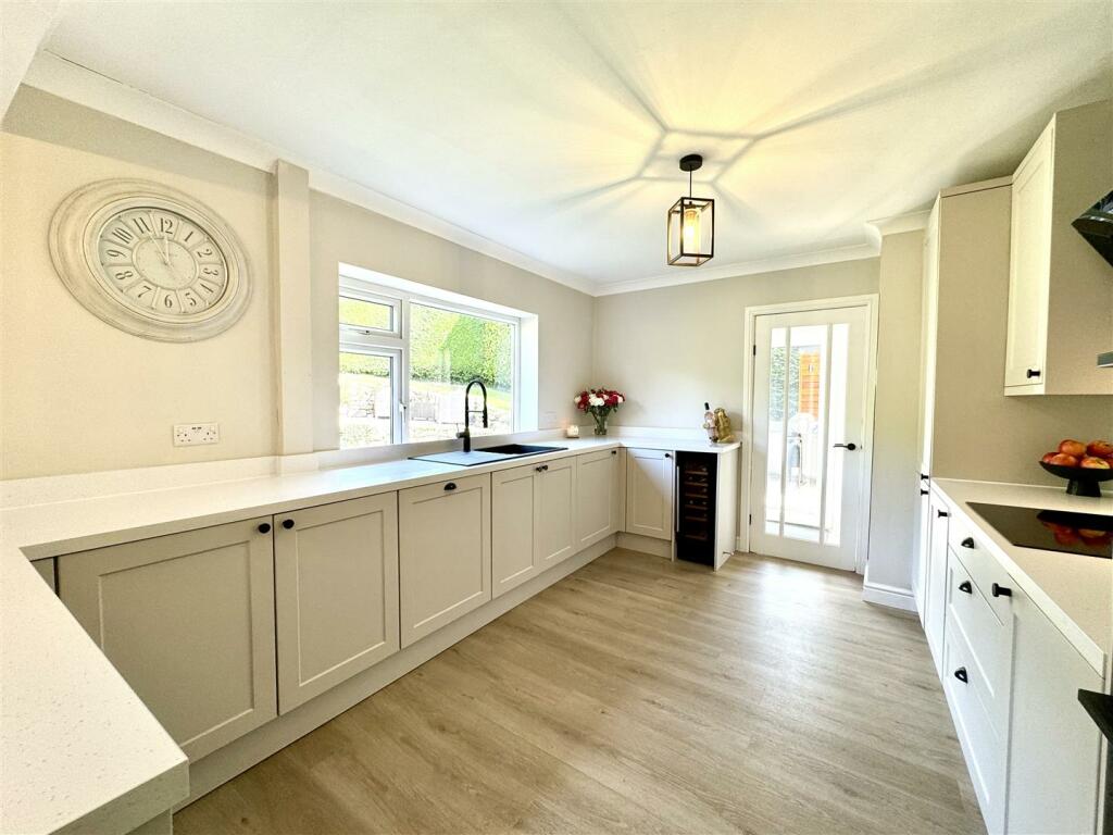 KITCHEN/BREAKFAST AREA
