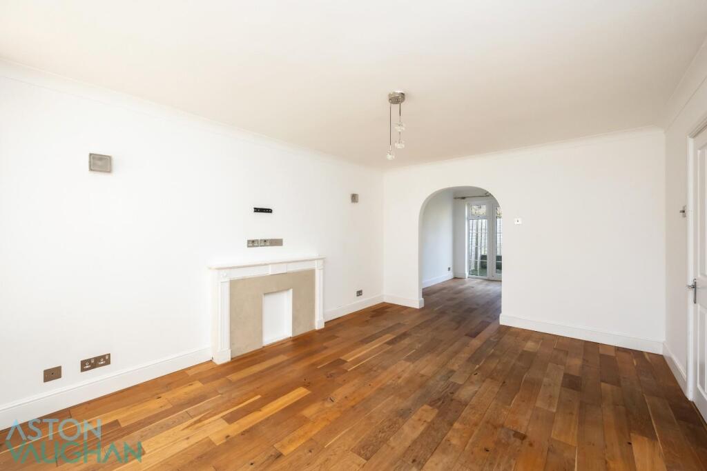 The Martlet, 18-009.jpg