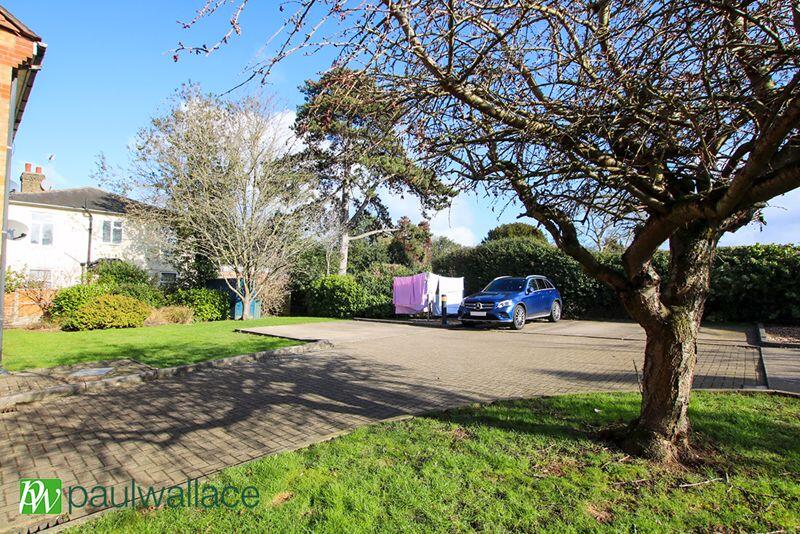 Communal Garden &amp; Parking