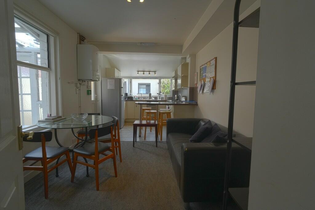 44E8456B-F383-40E...