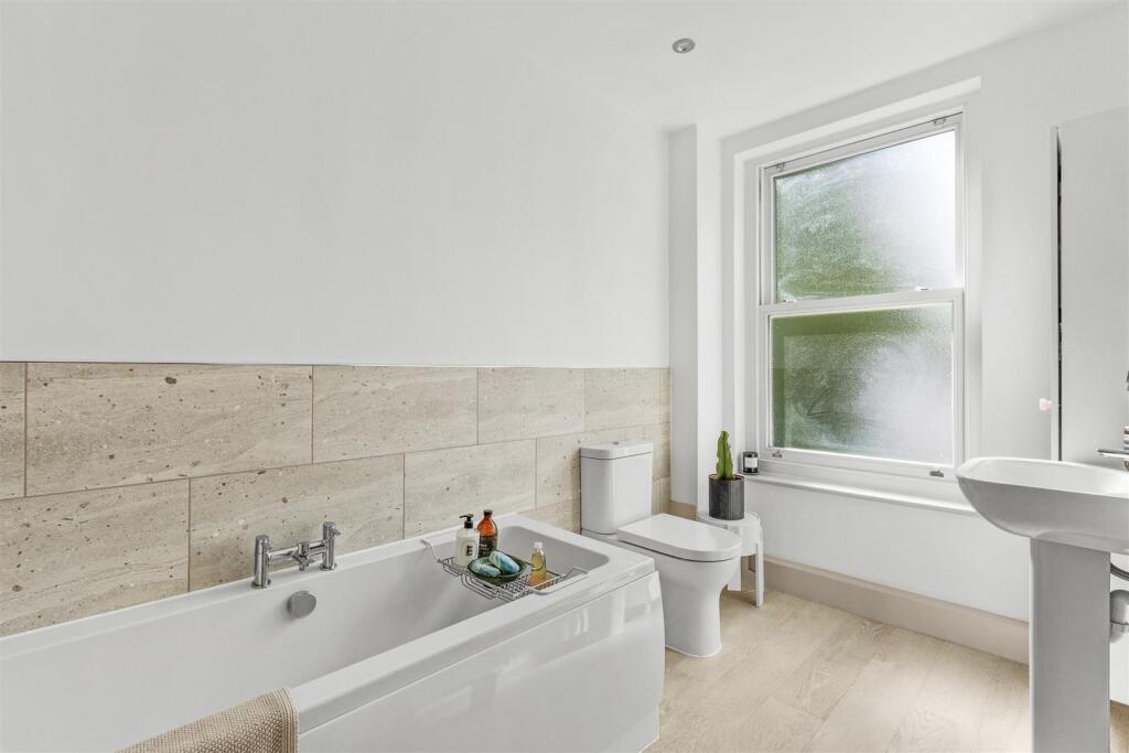 5 Trinity Place, Easton Street, HP11 1WN-5.jpg