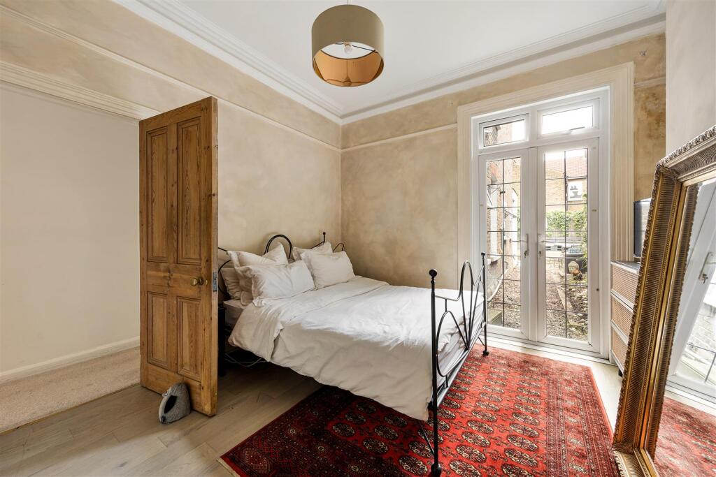 Lyndhurst Drive, E10