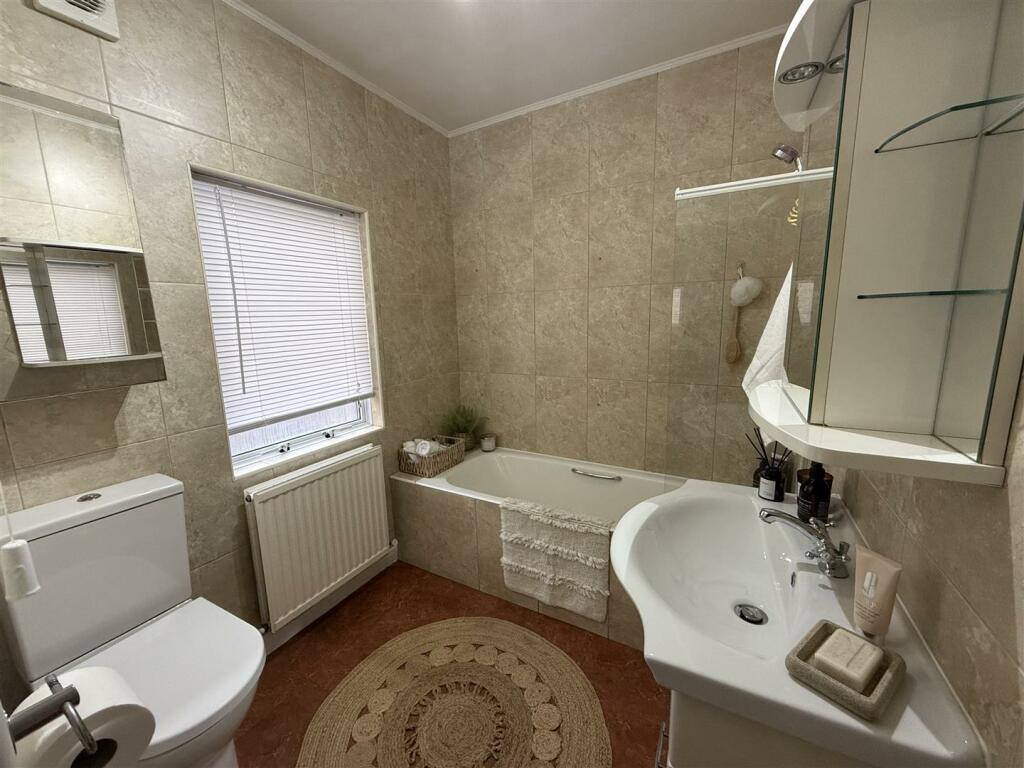 BATHROOM/WC