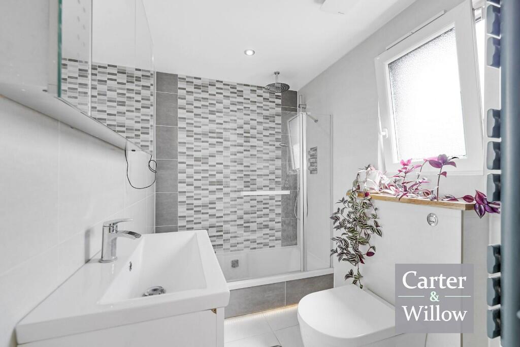 en suite bathroom/WC