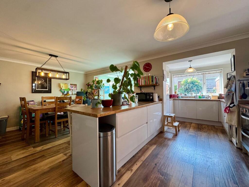 Kitchen (2).jpg