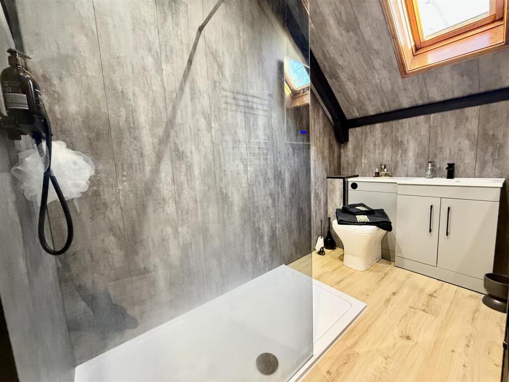 EN-SUITE SHOWER ROOM/WC