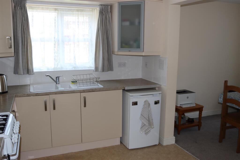 MODERN FITTED DINING KITCHEN