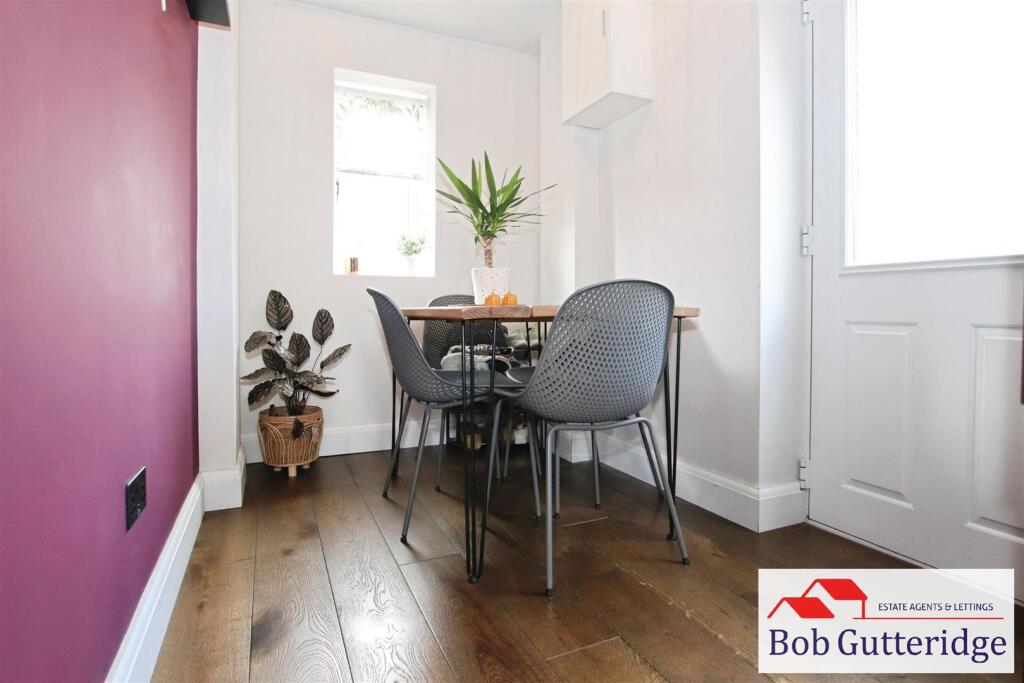 "L" SHAPED  FITTED KITCHEN / DINING ROOM