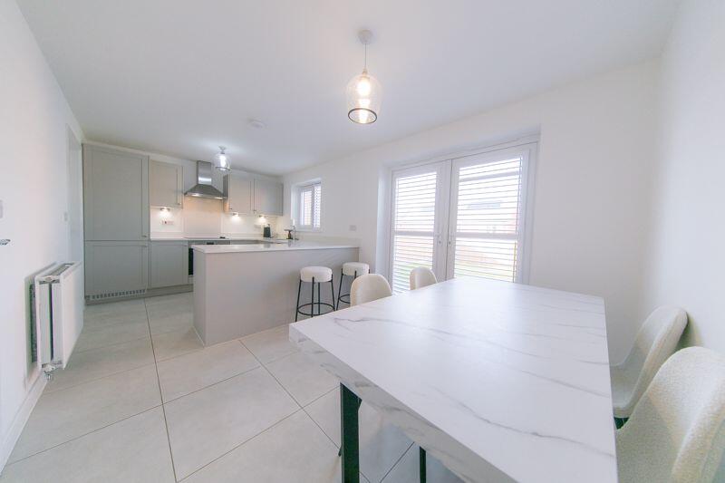 Kitchen &amp; dining room