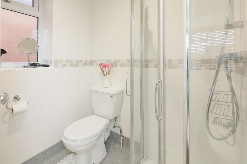 47 Rowland Rd bedroom en suite.jpg