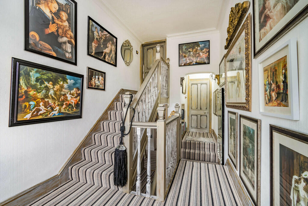 8479735-interior3...