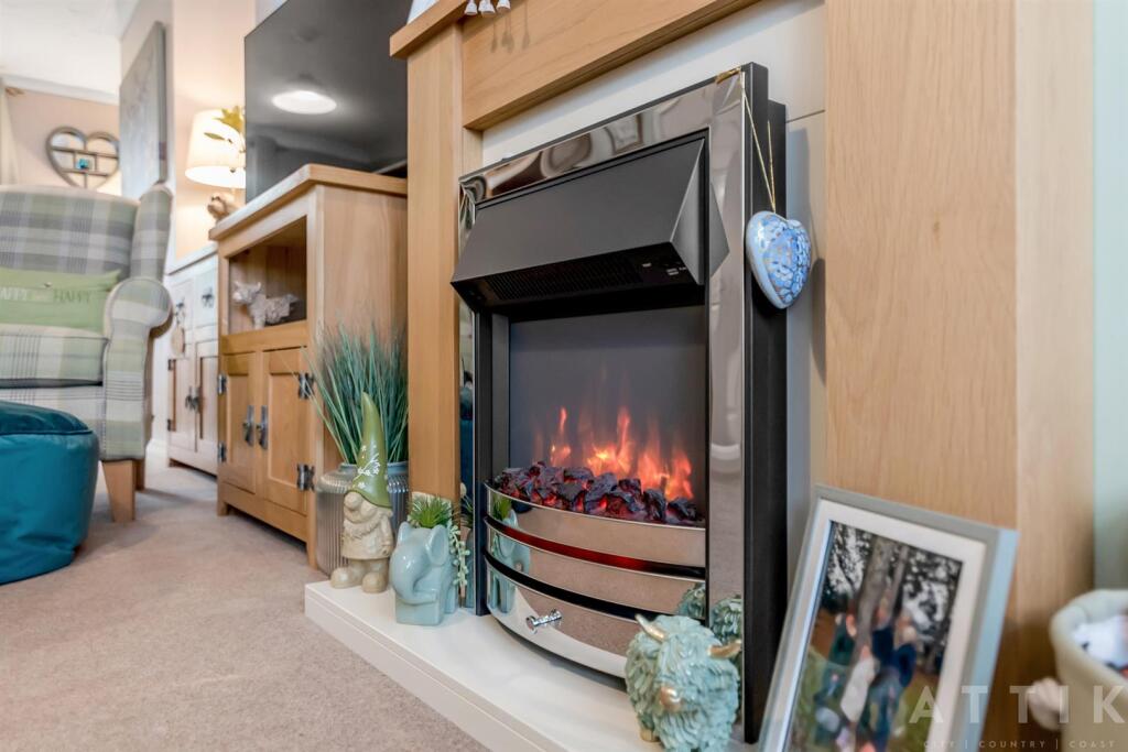 9 Bedingfield Crescent Halesworth IP19 8DZ (10).jp