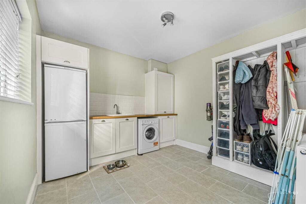 Utility room/cloakroom