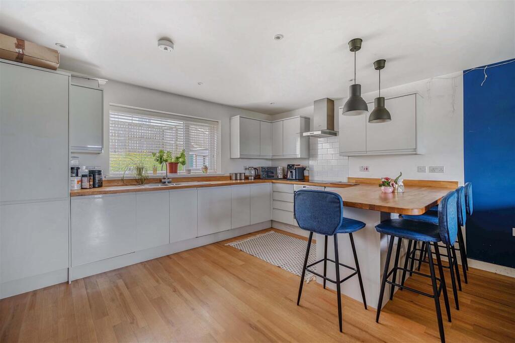 KITCHEN / DINER / LOUNGE