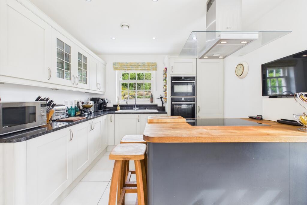 CAM03162G0-PR0285-STILL018