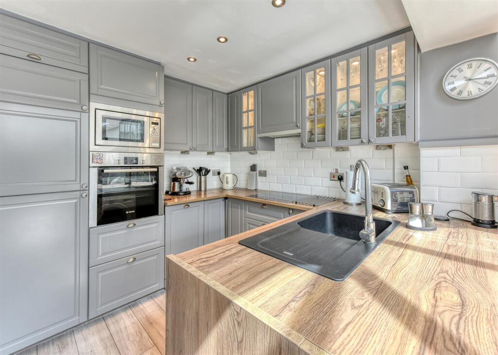 4 Oak Road-kitchen2.jpg