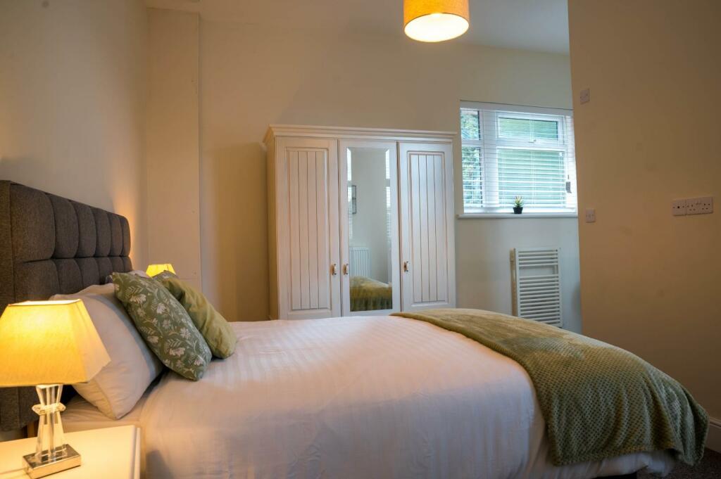 r5_bedroom_side.jpg