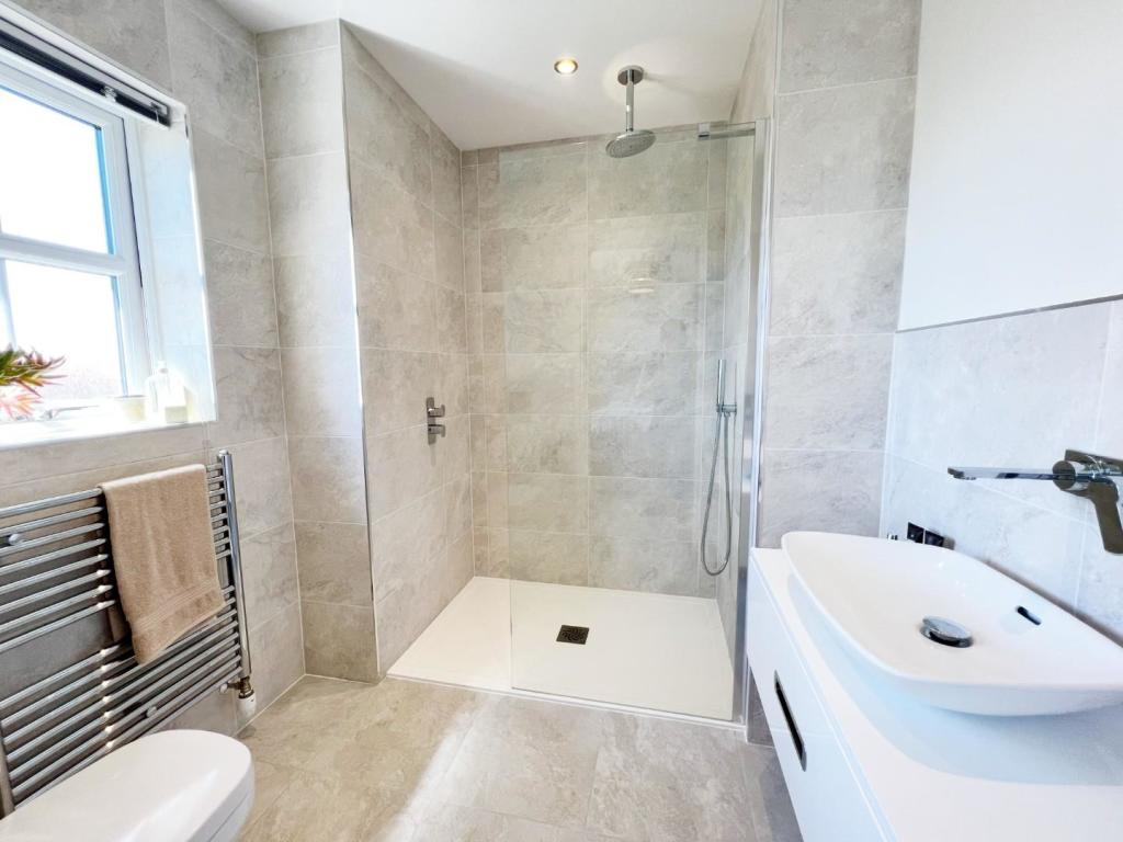 En Suite to Bedroom 4.jpg