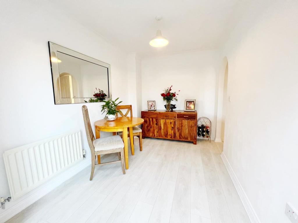 Dining Room pic 3.jpg