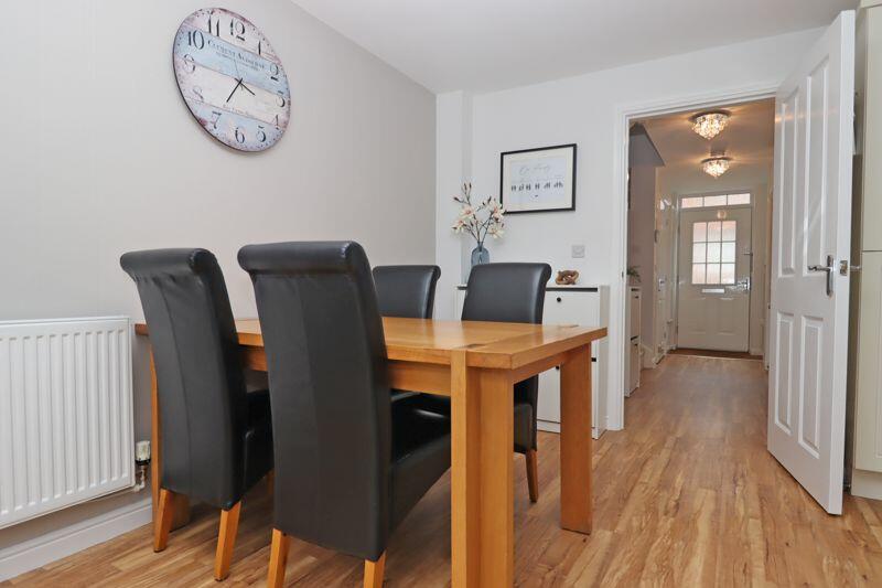 KITCHEN/DINING AREA