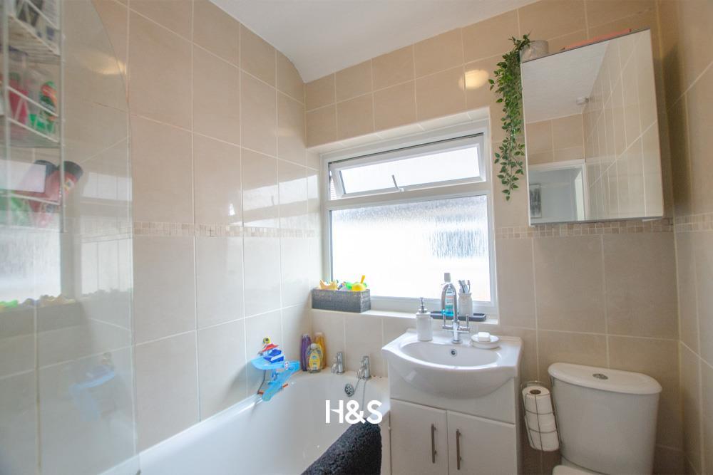 224 lincoln road north - bathroom.jpg