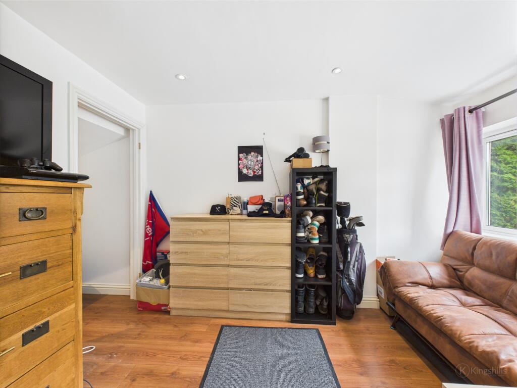 CAM02119G0-PR0405-STILL017