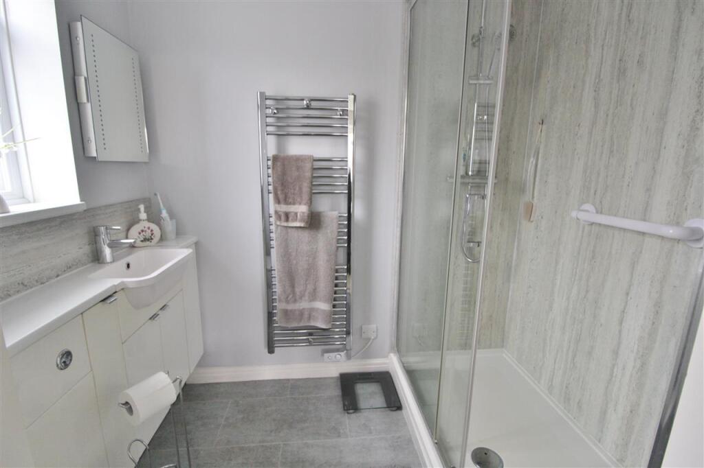 EN-SUITE SHOWER ROOM