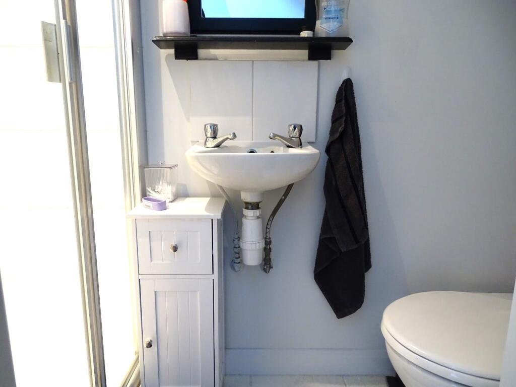 EN SUITE SHOWER ROOM