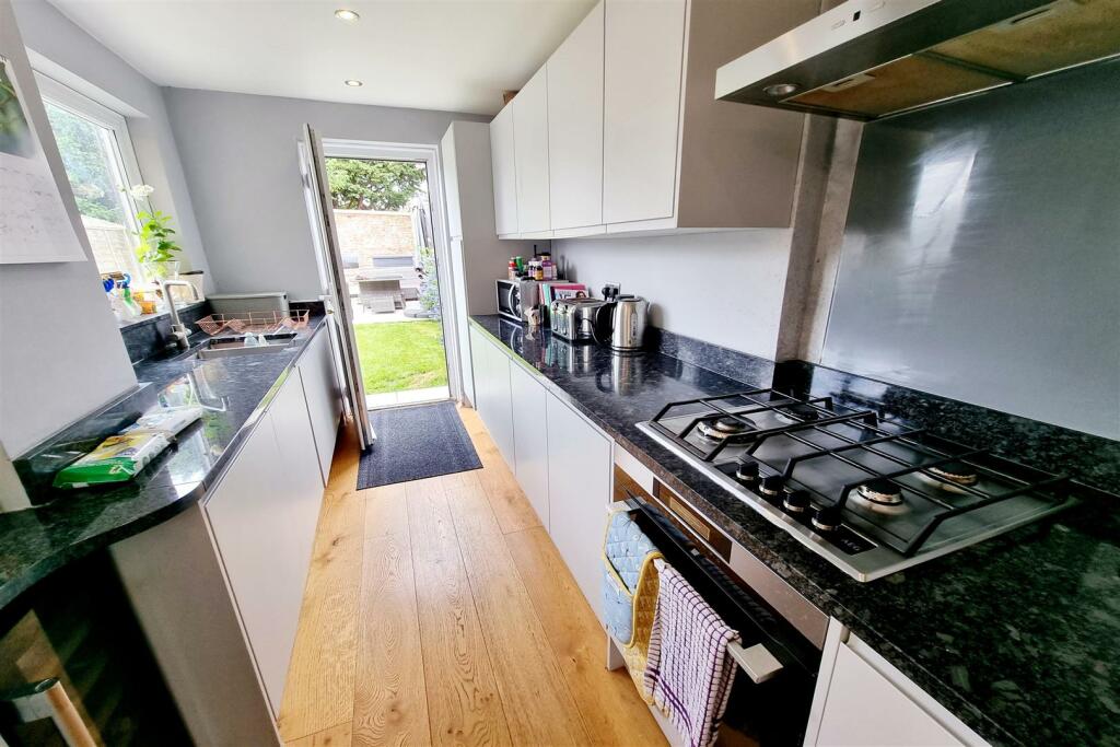 FITTED KITCHEN AREA: