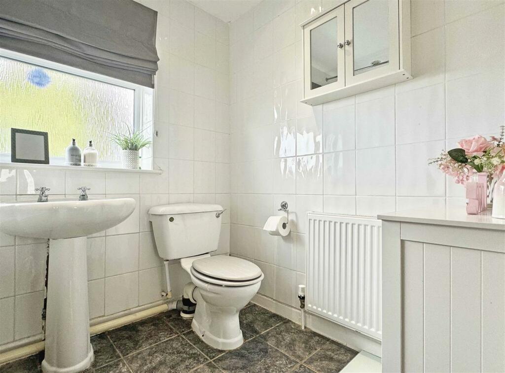 Bathroom b.jpg