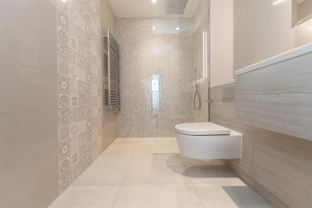 Shower Room     .jpg
