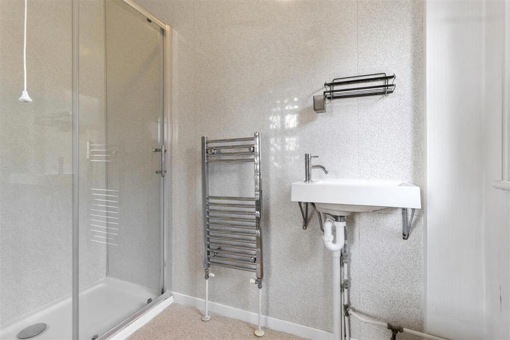 ensuite #2.jpg