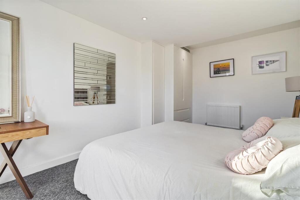 5. 19 Reigate Road_002.JPG