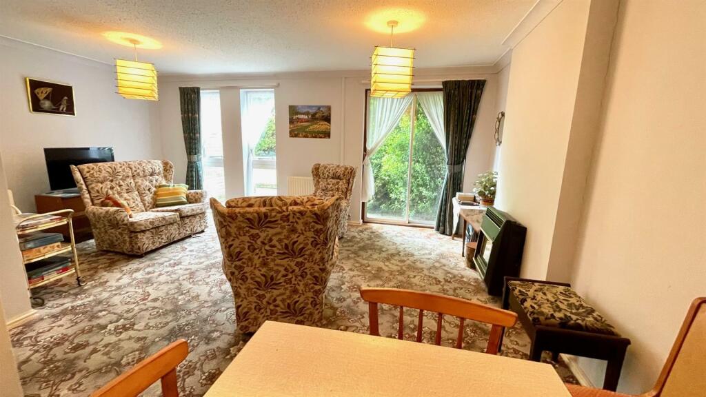 LOUNGE/ DINING ROOM L SHAPED