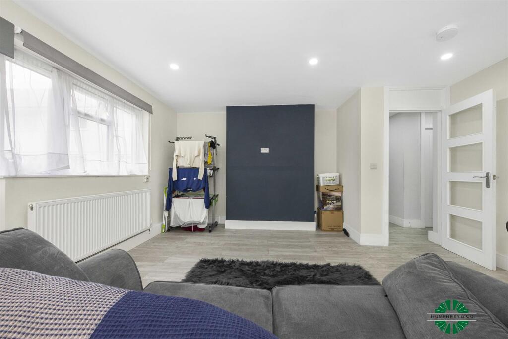 Flat 14  Fyfield Court  Disraeli Road -010.JPG