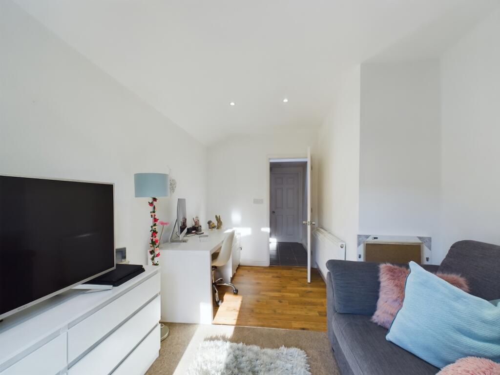 CAM01709G0-PR0046-STILL031