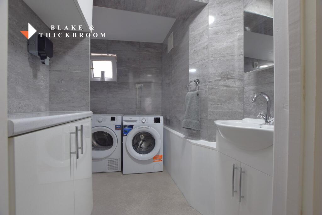 GROUND FLOOR SHOWER ROOM