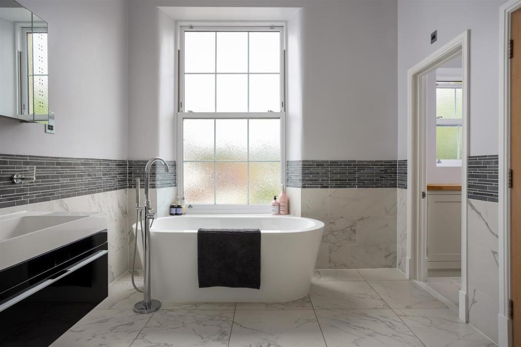 47 - Querns House - GL7 1RL - Web.jpg