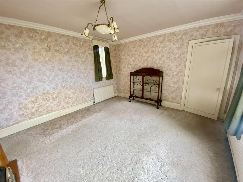 Bramleys Estate Agents - Meadow Bank Crescent - Mi