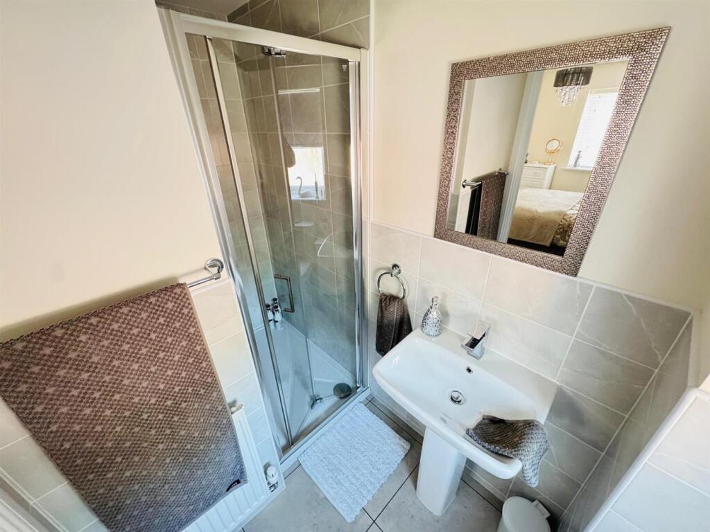 EN-SUITE SHOWER ROOM