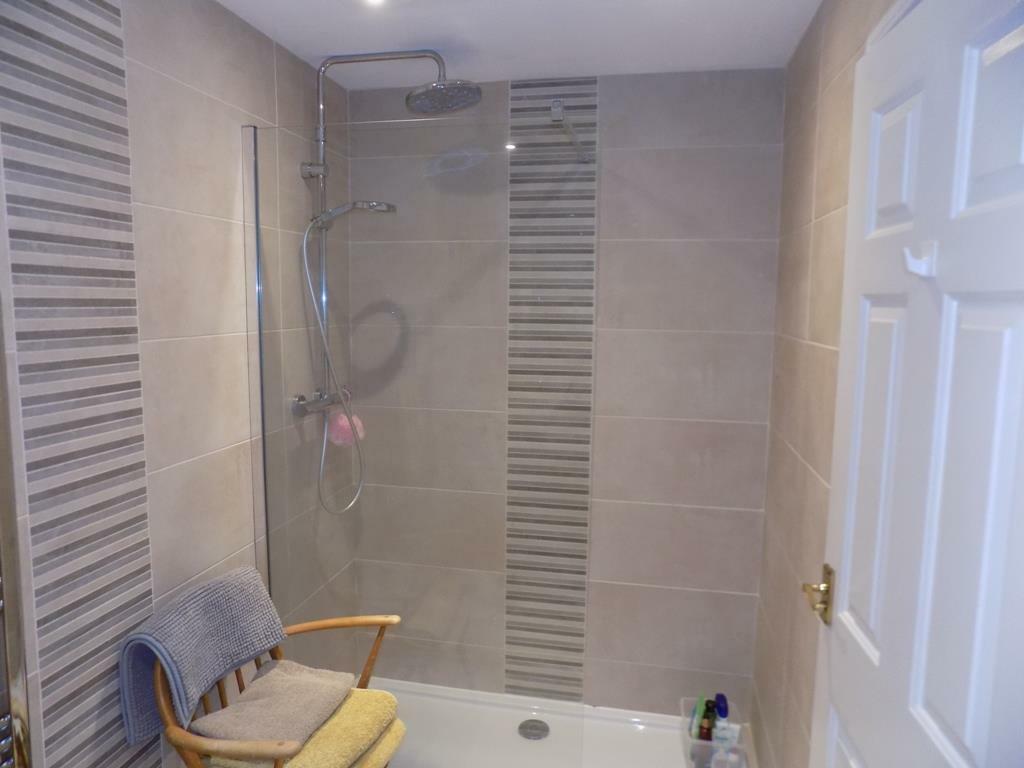 EN-SUITE SHOWER