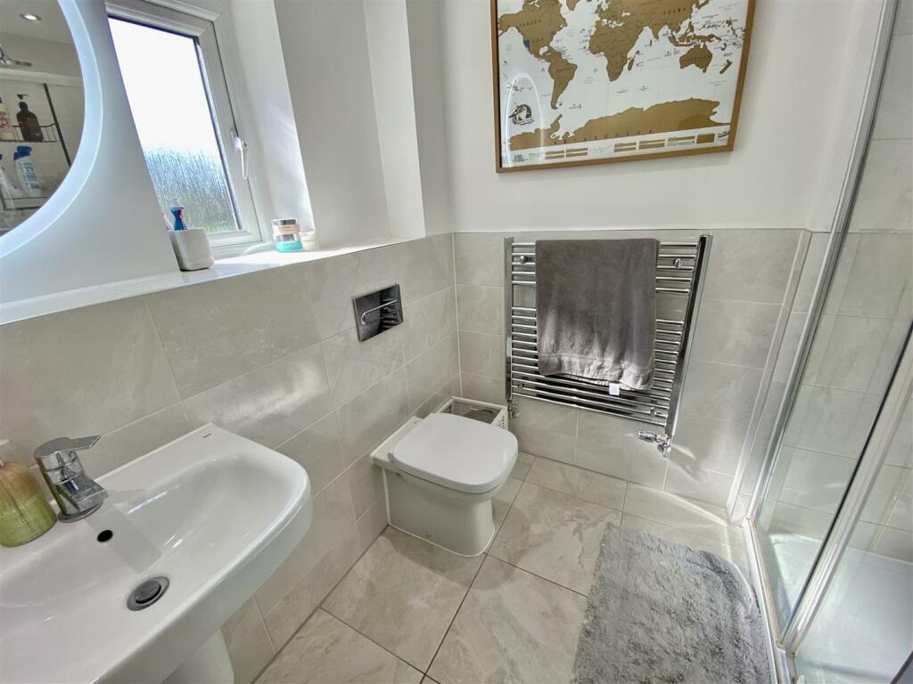 EN-SUITE SHOWER ROOM