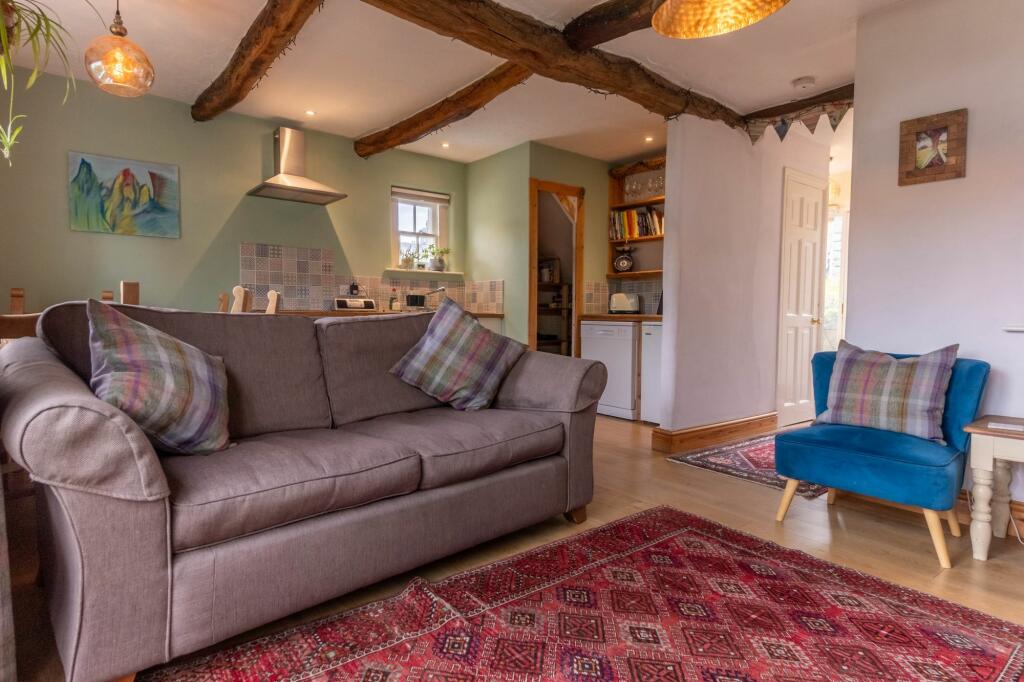 OPEN PLAN LIVING AREA