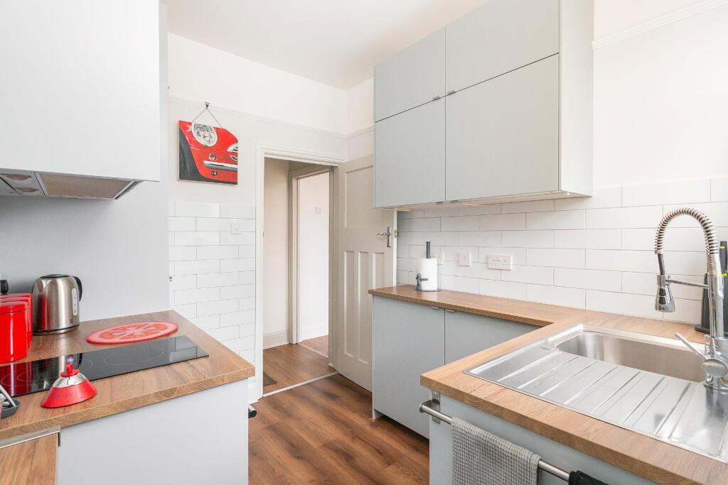 0J7ABN - Kitchen C.jpg