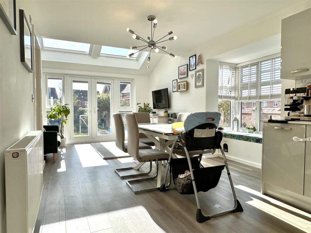 OPEN-PLAN Living/Dining Space 481