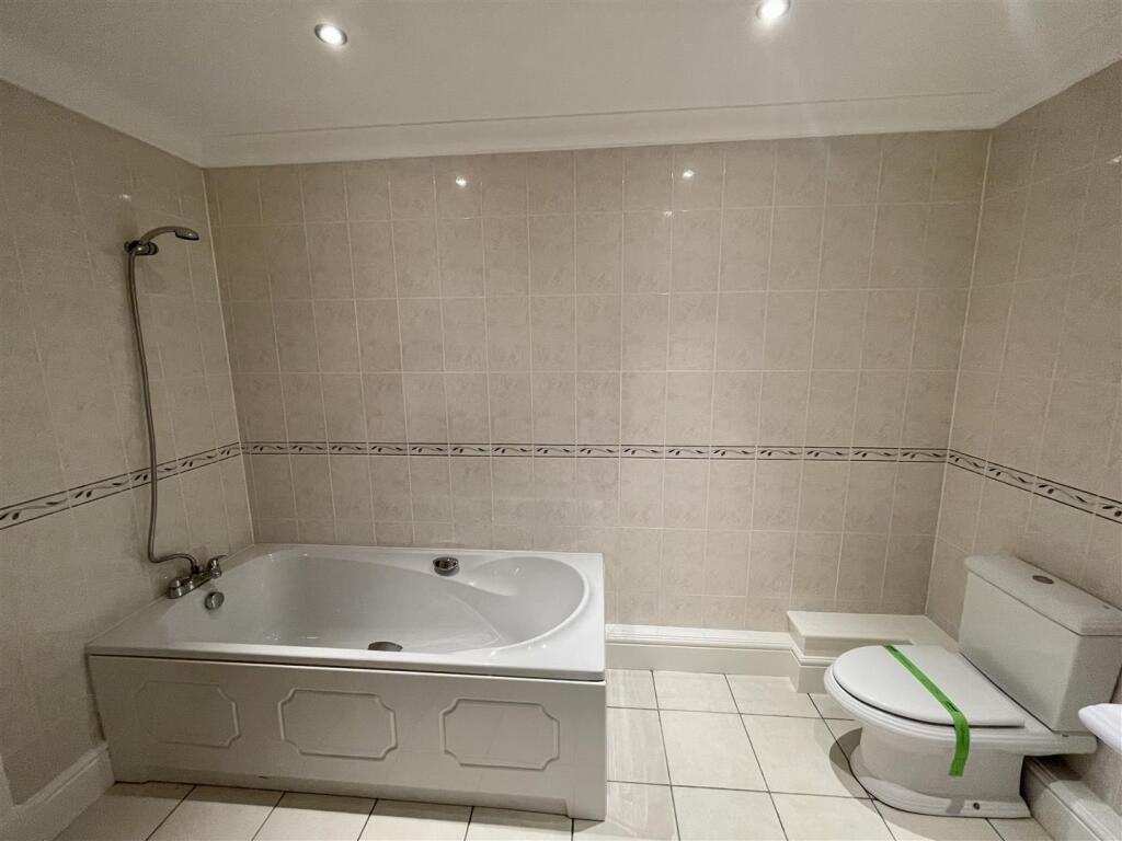 EN-SUITE SECOND ANGLE