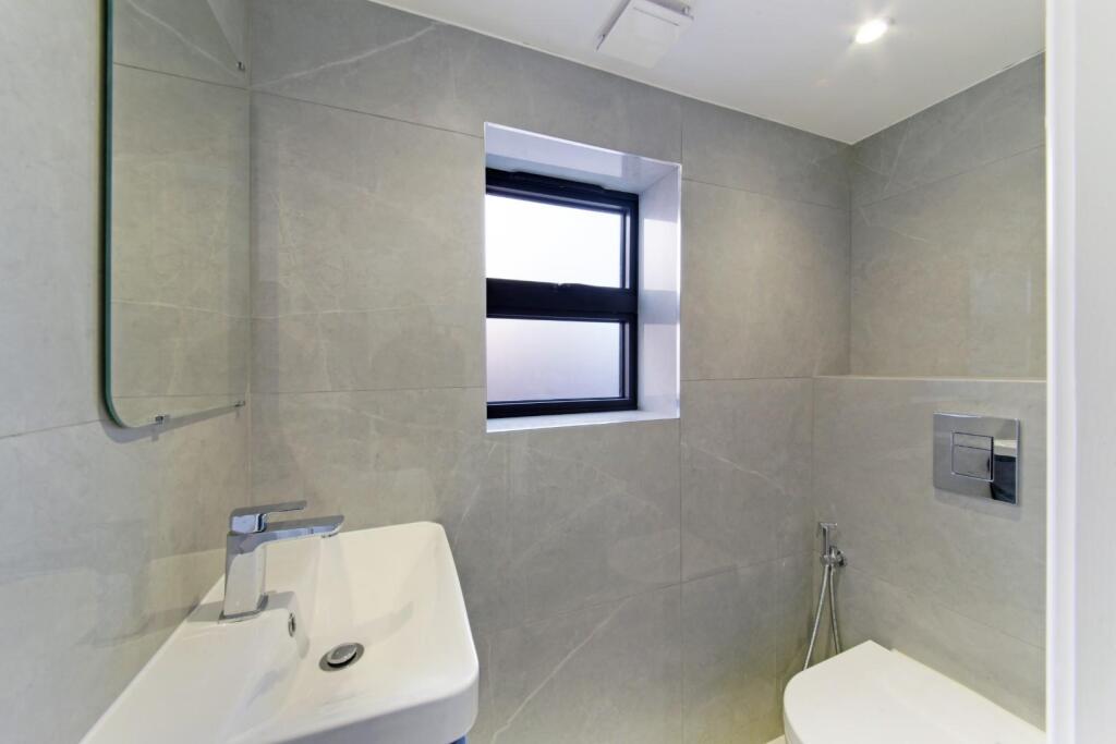 BOLEYN AVENUE (12).jpg